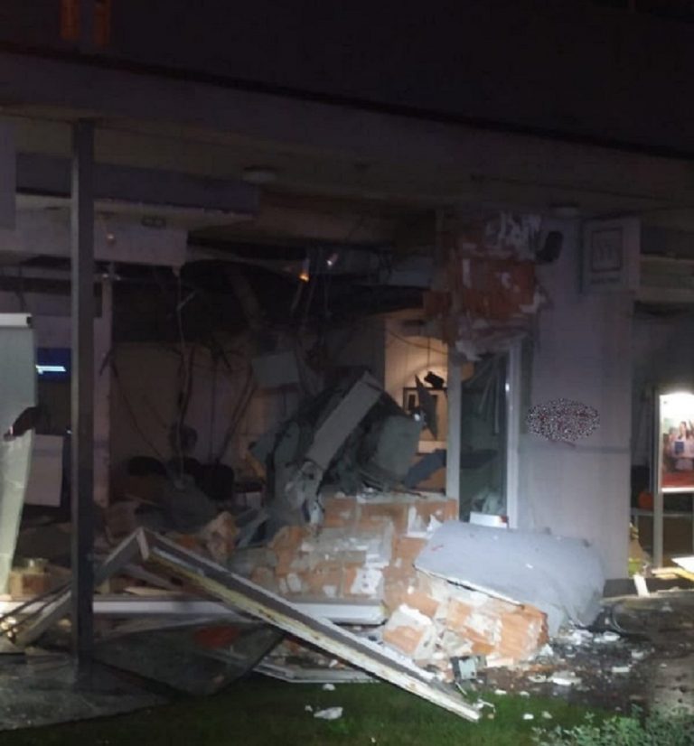 Polícia pátra po páchateľoch, ktorí zničili bankomat a spôsobili explóziu