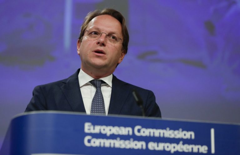 Olivér Várhelyi, komisár, EÚ
