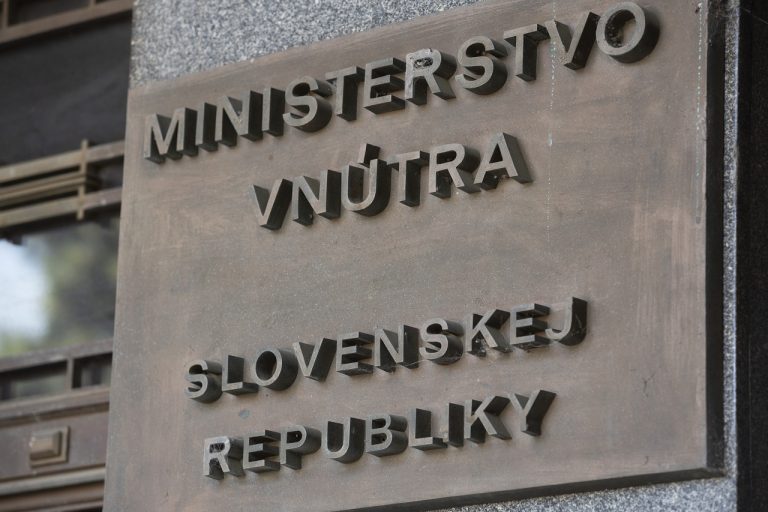 tabuľa nápis Ministerstvo vnútra Slovenskej republiky