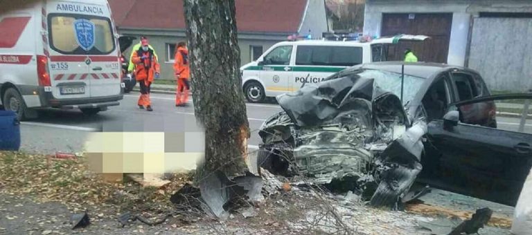 Pri nehode v meste Šaštín-Stráže jeden človek zomrel a traja sa zranili