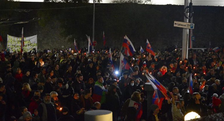 masový protivládny protest v Bratislave