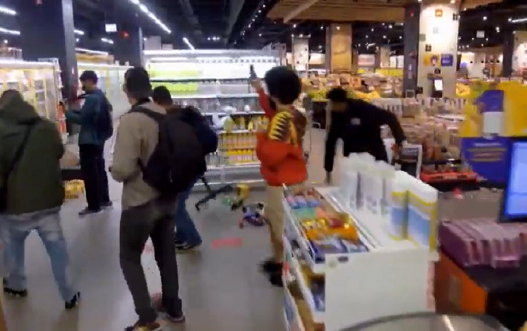 Protestujúci v Brazílii spustošili supermarket Carrefour