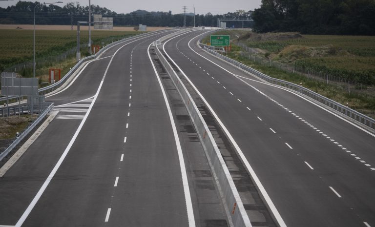 Rýchlostnú cestu R7 a časť diaľnice D4 otvorili pre vodičov