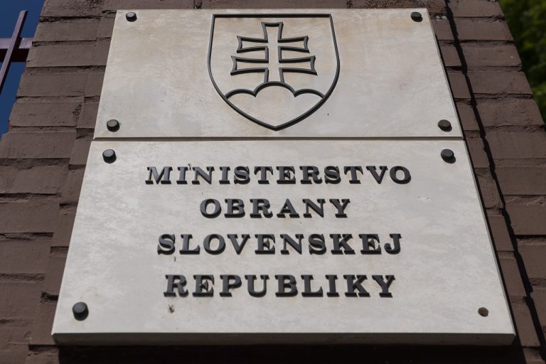 tabuľa nápis Ministerstvo obrany Slovenskej republiky