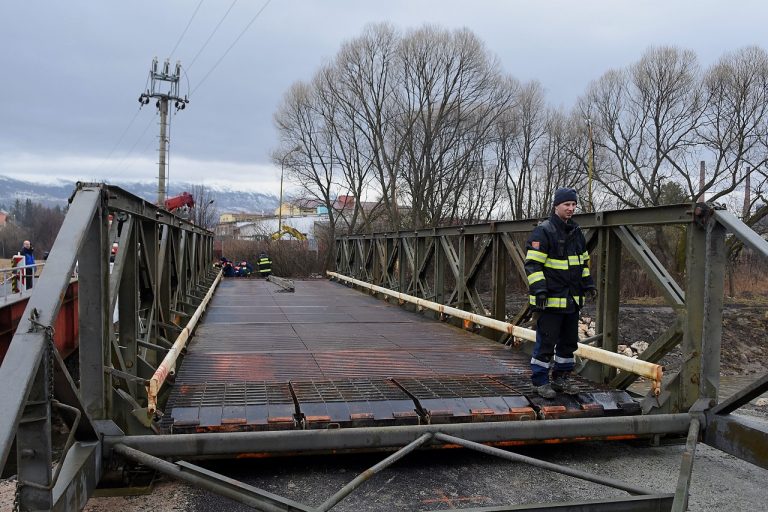 Strhnutý most do Lopušnej doliny nahradil nový zo štátnych hmotných rezerv