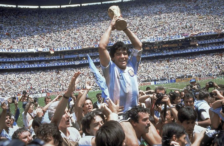 Zomrel Diego Maradona