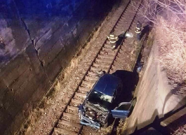 Opitý šofér spadol z výšky na železničnú trať, zázrakom prežil