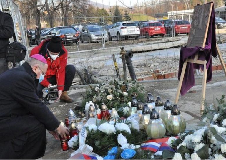Arcibiskup Bober požehnal rok po výbuchu v Prešove pamätnú tabuľu