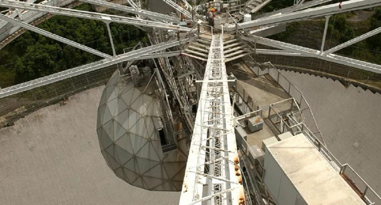 Obrovský rádioteleskop Arecibo sa zrútil v Portoriku