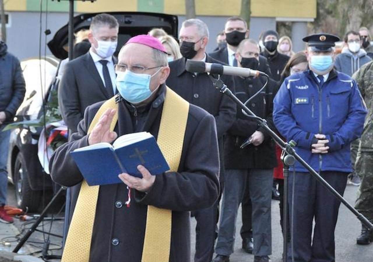 Arcibiskup Bober požehnal rok po výbuchu v Prešove pamätnú tabuľu