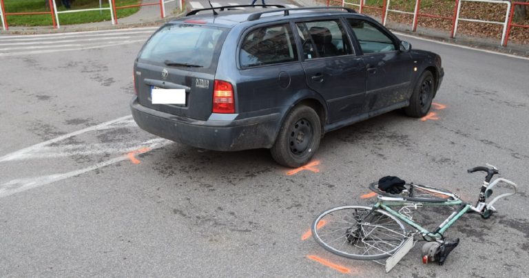 Po zrážke s autom v Bánovciach nad Bebravou utrpel cyklista zranenia