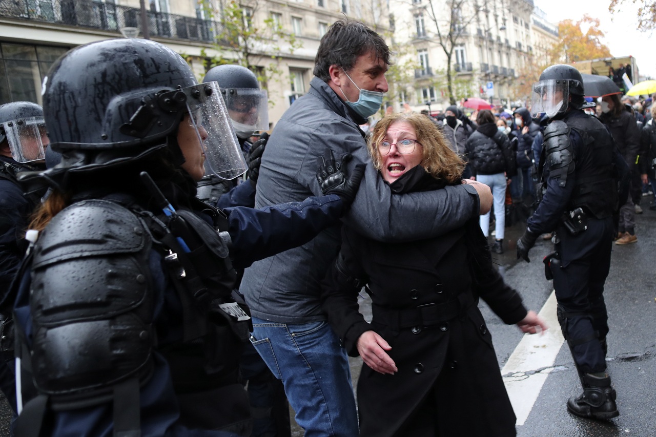 Митинг беспорядки. Митинги во Франции. Протесты во Франции. Митинги в Париже. Протесты во Франции полиция.