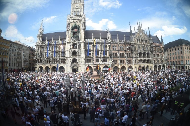 Demonštrácia proti koronakrízovým opatreniam v Mníchove