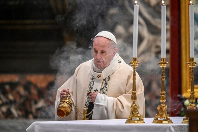 Na snímke pápež František počas sv. omše v Bazilike sv. Petra vo Vatikáne