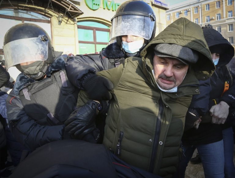 policajti zatýkanie demonštranti stúpenec Alexeja Navašného protestné zhromaždenie, Omsk