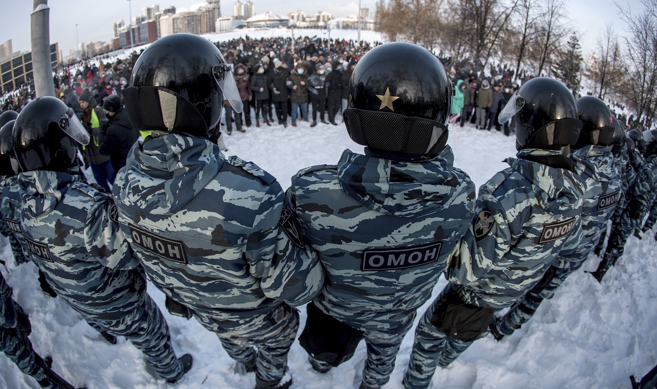 policajti blokáda demonštranti stúpenci Alexeja Navaľného protestné zhromaždenie, Jekaterinburg 