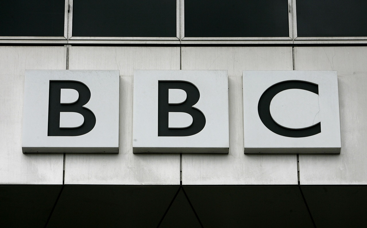 Moderátorka BBC v živom vysielaní ukázala prostredník
