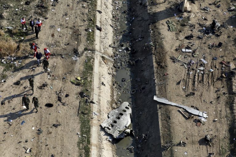 záchranári prehľadávanie trosky ukrajinského dopravného lietadla miesto pádu predmestie Teheránu