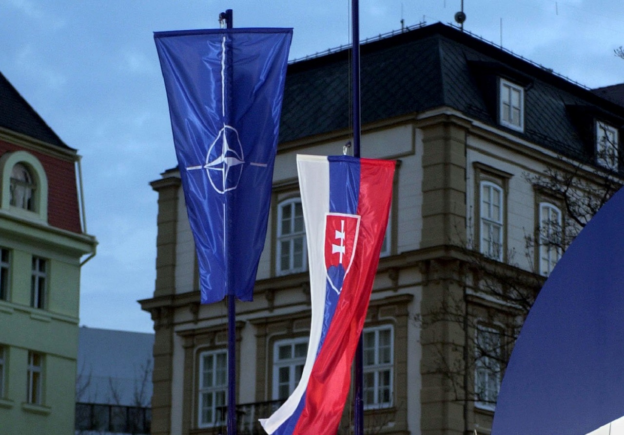 vztyčovanie slovenská vlajka vojaci Severoatlantická aliancia