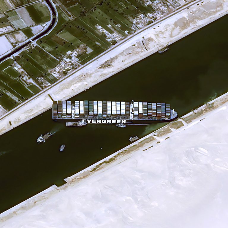 nákladná loď MV Ever Given uviaznutá v Suezskom prieplave, satelitná snímka