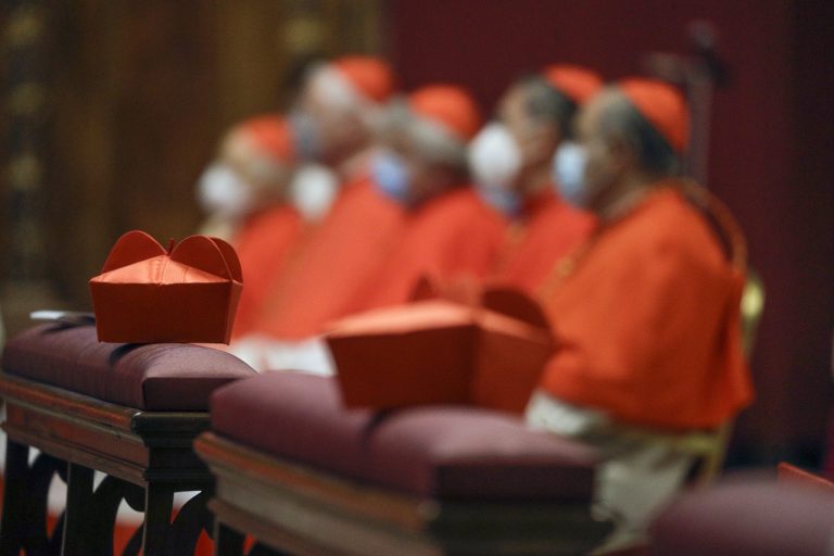 Vatikán od apríla zníži platy duchovným, chce zabrániť rušeniu pracovných miest