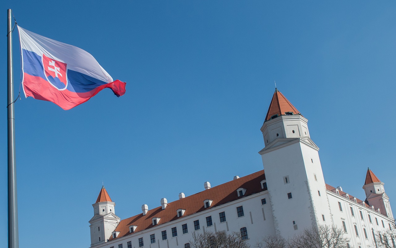 Slovenská vlajka a Bratislavský hrad