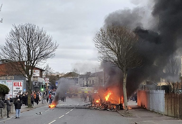 V Severnom Írsku pokračovali výtržnosti, v Belfaste podpálili autobus