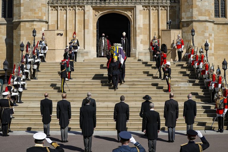 Posledná rozlúčka s princom Philipom na Windsorskom zámku