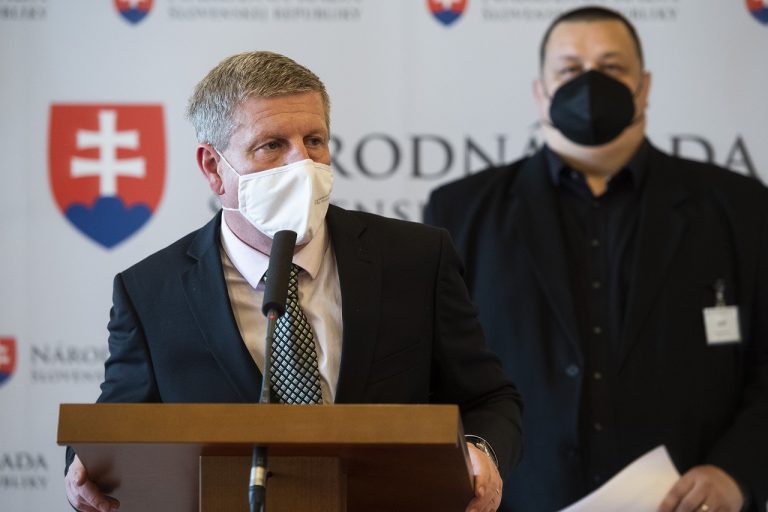 minister zdravotníctva SR Vladimír Lengvarský (nominant OĽaNO) a hlavný hygienik SR Ján Mikas