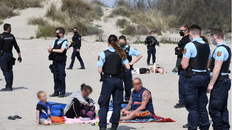 Príslušníci polície prečesali plaž v Grand-Travers, aby kontrolovali Covid-opatrenia