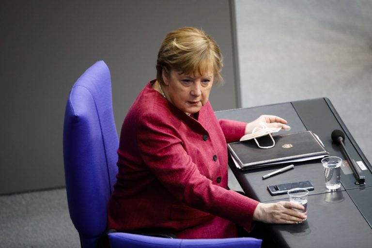 Angela_Merkel_Nemecko Berlín Bundestág koronavírus zasadnutie