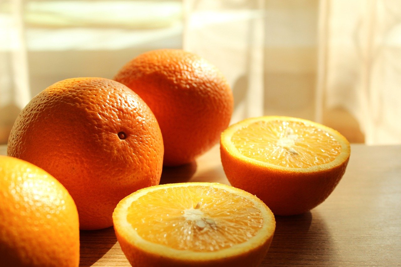 Апельсин есть вечером. Апельсин. Ешьте апельсины. Ест апельсин. Апельсин фрукт.