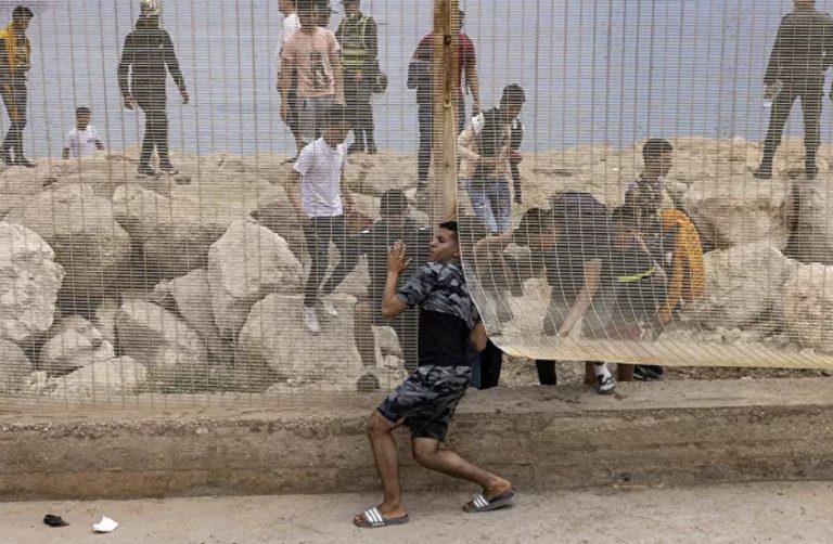 Marockí migranti po pokuse prekročiť hranicu medzi Marokom a španielskou exklávou Ceuta