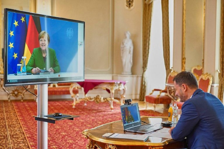 Premiér Eduard Heger (OĽaNO) hovoril v pondelok 17. mája s nemeckou kancelárkou Angelou Merkelovou počas videokonferencie
