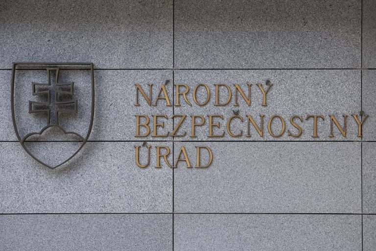 exteriér budova vstup vchod tabuľa nápis Národný bezpečnostný úrad Budatínska ulica v Bratislave