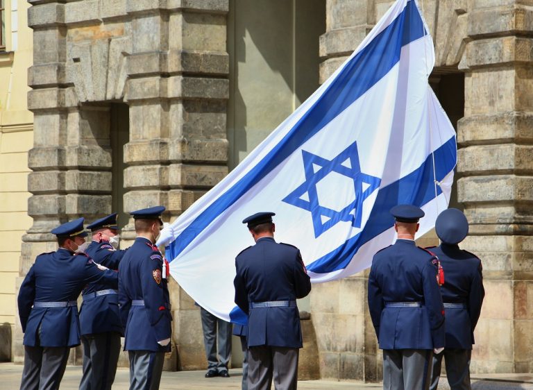 ČR-Izrael-podpora-Pražský-vyvesenie-vlajka-Hrad