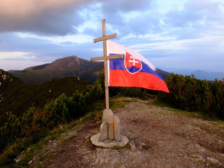 slovenská zástava na dvojkríži
