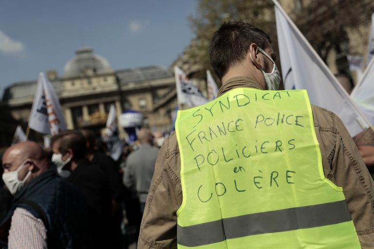 Demonštrant s francúzskymi policajtmi