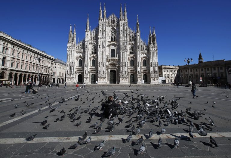Holuby pred katedrálou Duomo v Miláne