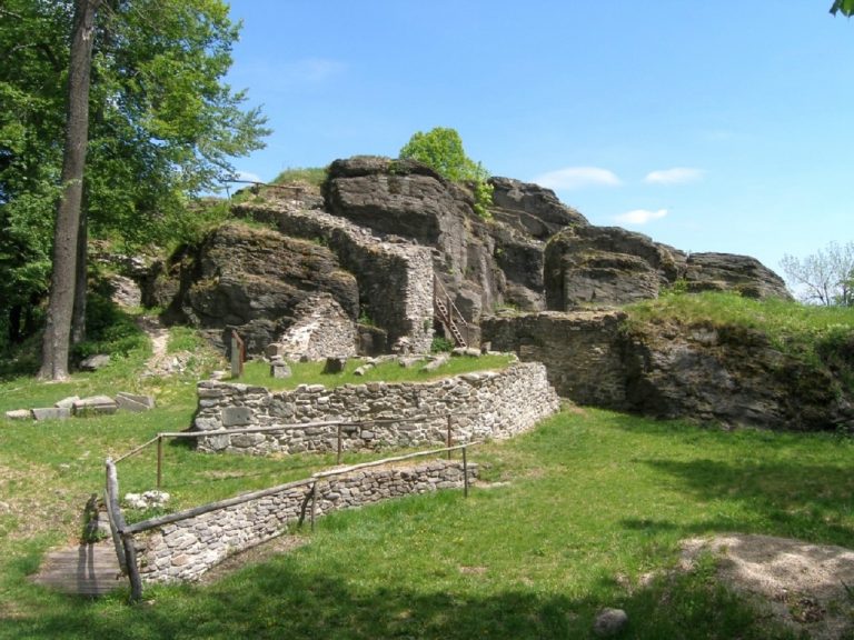 Zrúcaniny hradu Sitno - sídlo