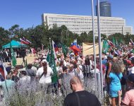 Na snímke účastníci protestného zhromaždenia proti očkovaniu a zotročovaniu Slovenska pred Úradom vlády