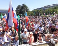 Na snímke účastníci protestného zhromaždenia proti očkovaniu a zotročovaniu Slovenska pred Úradom vlády
