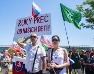 Účastníci protestného zhromaždenia proti očkovaniu a zotročovaniu Slovenska pred Úradom vlády SR v Bratislave