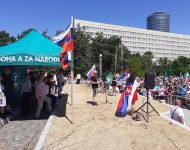 Účastníci protestného zhromaždenia proti očkovaniu a zotročovaniu Slovenska pred Úradom vlády SR v Bratislave