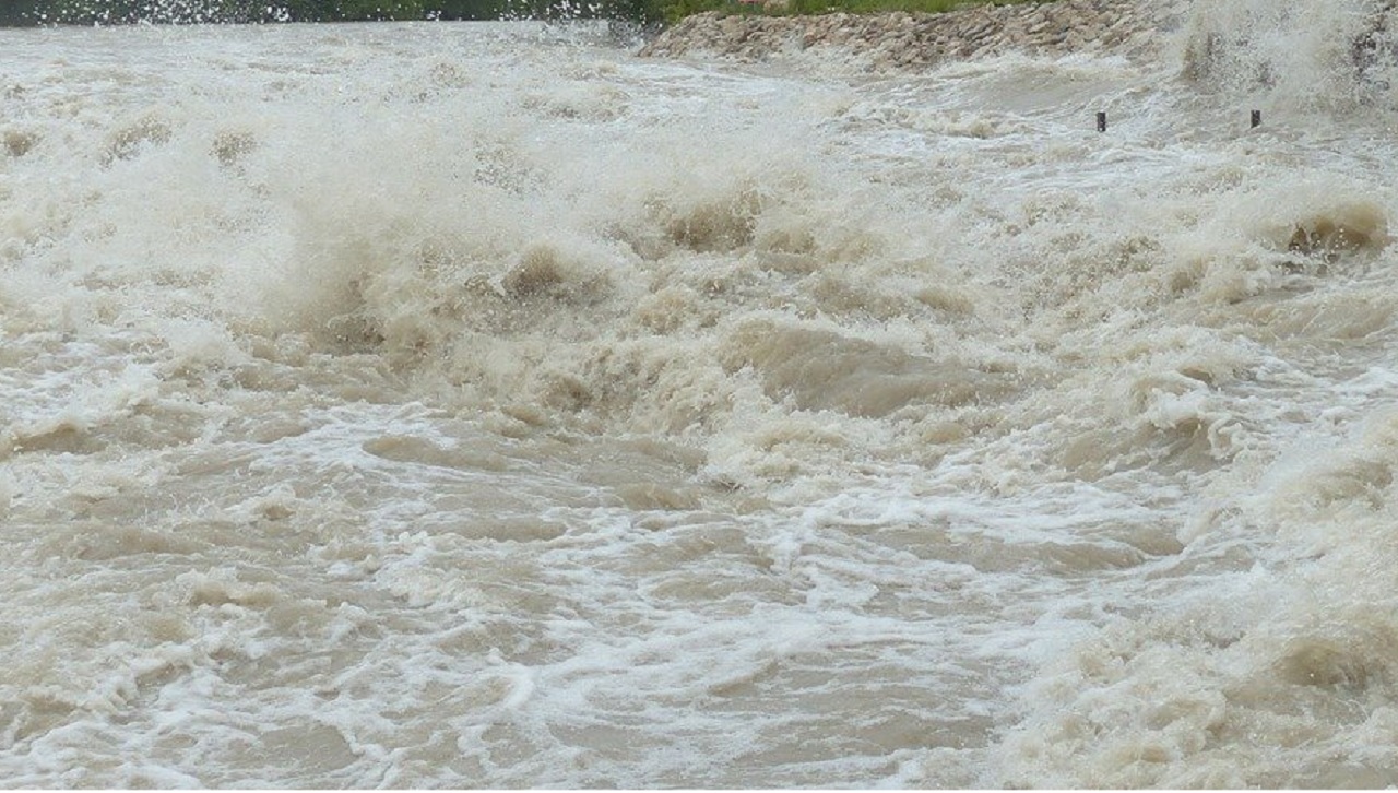 SHMÚ: V Michalovciach a Trebišove naďalej trvá výstraha 2. stupňa pred povodňou