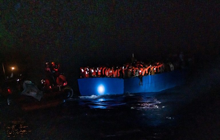 SOS MEDITERRANEE Ocean Viking migranti
