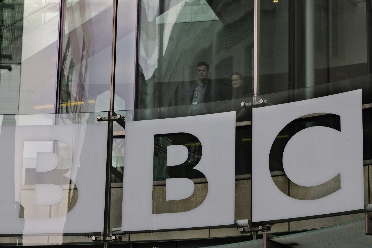 BBC prijíma zamestnancov na základe politických postojov k DEI