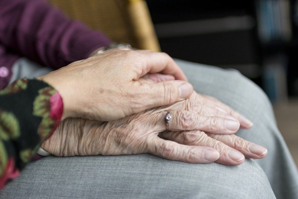 senior starší starý starostlivosť ruky