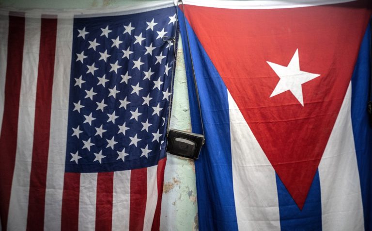 Americká a kubánska vlajka