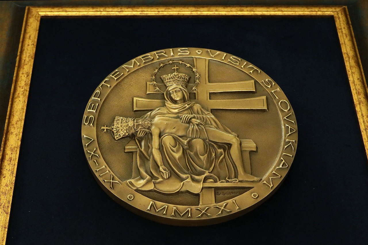 Darom Svätého Otca je medaila odkazujúca na návštevu Slovenska